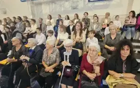 Emerytowani nauczyciele, rodzice, uczniowie, pracownicy szkoły na widowni
