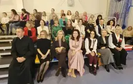 Nauczyciele, rodzice, uczniowie, pracownicy szkoły na widowni