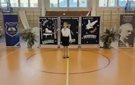 Uczennica klasy 5 a wykonuje piosenkę Ojczyzno ma