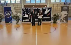 Uczniowie prowadzący uroczystość na środku sceny