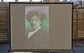 Na ekranie I. J. Paderewski ożywiony przez AI wita zebranych na uroczystości