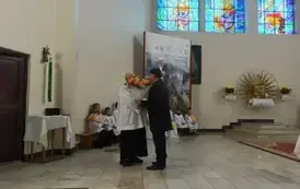 Dyrektor szkoły Dariusz Kubalski składa podziękowania na ręce księdza proboszcza Szczepana Janasa za uroczystą niedzielną mszę świętą w intencji szkoły