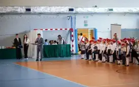 Dyrektor szkoły przemawia po uroczystym ślubowaniu