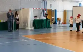Wicedyrektor szkoły odczytuje tekst ślubowania