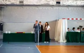 Wicedyrektor szkoły oraz uczniowie prowadzący uroczystość