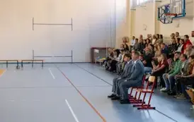 Dyrektorzy Szkoły i zaproszeni goście oglądają program artystyczny