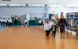 Nauczycielka wprowadza uczni&oacute;w na salę gimnastyczną