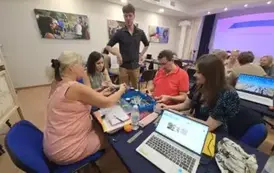 Uczestnicy szkolenia podczas zajęć z robotyki