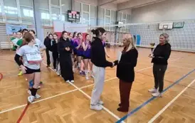 Kapitan drużyny odbiera gratulacje i nagrody