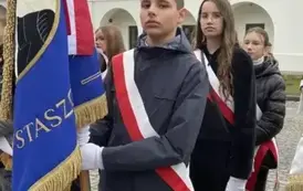 Uczniowie reprezentujący szkołę w pocztach sztandarowych podczas obchod&oacute;w 107 rocznicy Odzyskania Niepodległości