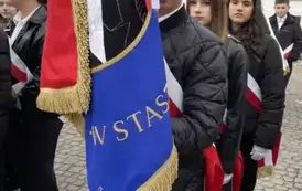 Uczniowie reprezentujący szkołę w pocztach sztandarowych podczas obchod&oacute;w 107 rocznicy Odzyskania Niepodległości