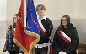 Uczniowie reprezentujący szkołę w pocztach sztandarowych podczas mszy świętej za Ojczyznę