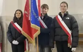 Uczniowie reprezentujący szkołę w pocztach sztandarowych podczas mszy świętej za Ojczyznę
