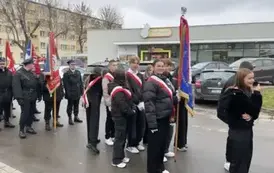 Uczniowie w korowodzie poczt&oacute;w sztandarowych
