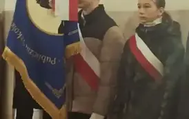 Uczniowie reprezentujący szkołę w pocztach sztandarowych podczas mszy świętej za Ojczyznę