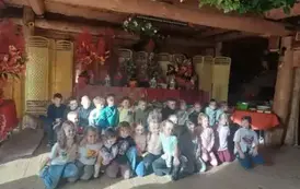 Zdjęcie grupowe klasy 1 b w wiejskiej chacie w Dębnie