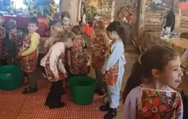 Kiszenie kapusty przez dzieci z klasy 1 b