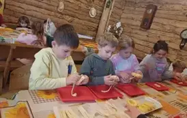 Warsztaty kulinarne - krążki z jabłek w cieście francuskim robione przez uczni&oacute;w klasy 1 b