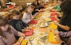 Pieczenie jabłkowych ciasteczek przez dzieci z klasy 2 a