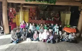 Klasa 2 a w wiejskiej chacie w Dębnie