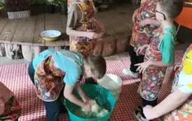 Doprawianie kapusty przez chłopc&oacute;w klasy 2 a