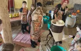 Szatkowanie kapusty przez uczni&oacute;w klasy 2 a
