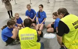 Uczennice z ratownikami podczas instruktażu z pierwszej pomocy