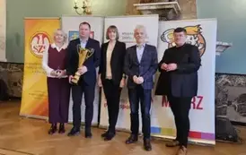 Reprezentacja nauczycieli z pucharem