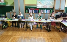 Dzieci z klasy pierwszy w trakcie poczęstunku