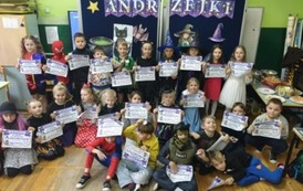 Klasa 1b podczas zabawy andrzejkowej