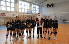 Drużyna z Nowej Dęby z mikołajem