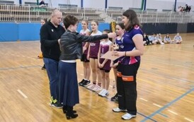 Wręczenie pucharu za 3 miejsce dziewczętom naszej szkoły w kategorii klas 4-6