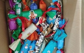 Pudełko pełne christmas crackers
