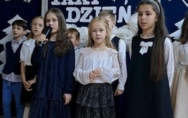 Śpiew pastorałki przez uczennice z klasy 2 a