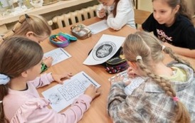 Pięć uczennic rozwiązuje działania
