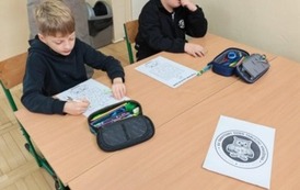 Dw&oacute;ch chłopc&oacute;w podczas rozwiązywania zadań