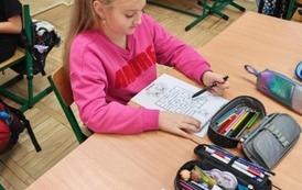 Dziewczynka rozwiązuje labirynt