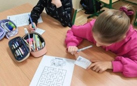 Dwie dziewczynki podczas rozwiązywania zadań