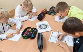Czterech chłopc&oacute;w rozwiązuje labirynt