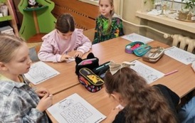 Cztery dziewczynki rozwiązują labirynt matematyczny