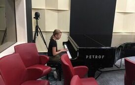 Julia przy fortepianie w studio w kt&oacute;rym nagrywane są koncerty i słuchowiska