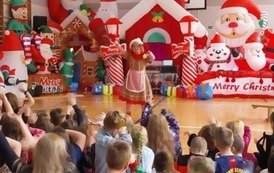 Zabawa ruchowa dzieci z prowadzącą
