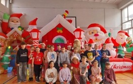 Zdjęcie grupowe na tle dekoracji