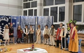 Grupa pasterzy w bożonarodzeniowych jasełkach