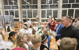Zaproszeni Goście gratulują małym aktorom