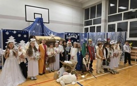 Uczniowie klasy 3b podczas jasełek bożonarodzeniowych