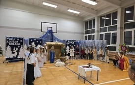 Uczniowie klasy 3b podczas jasełek bożonarodzeniowych