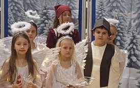 Uczniowie klasy 3b podczas jasełek bożonarodzeniowych