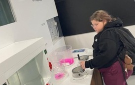 Podkarpackie Centrum Nauki Łukasiewicz- Zuzia poznaje właściwości fizyczne cieczy