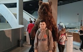 Podkarpackie Centrum Nauki Łukasiewicz- Kto większy ? Nasi uczniowie w konfrontacji z prawdziwym niedźwiedziem